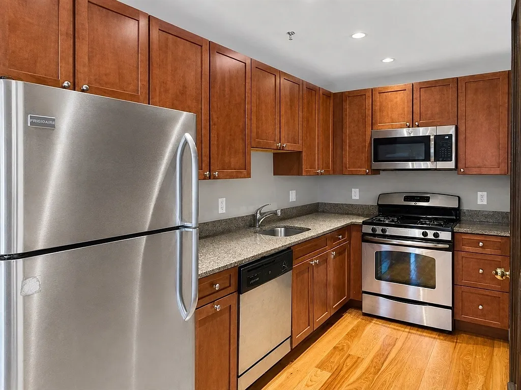 2 bed, 1.0 bath, 600 sqft, $3,800 — Photo 2
