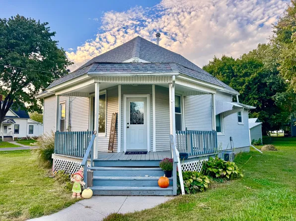 609 NW 3rd St, Aledo, IL 61231