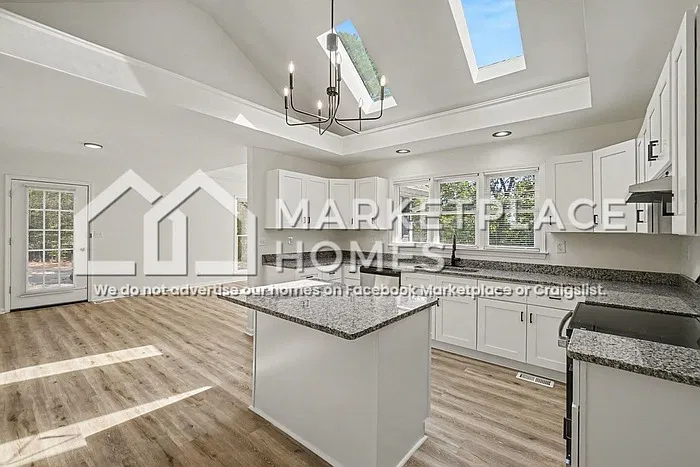 4 bed, 2.0 bath, 2502 sqft, $2,195 — Photo 4
