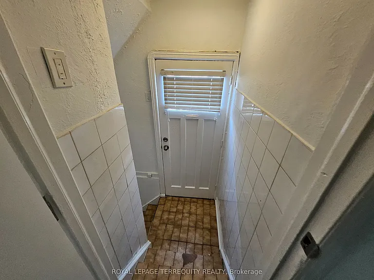 557 Lawrence Ave W — Photo 31