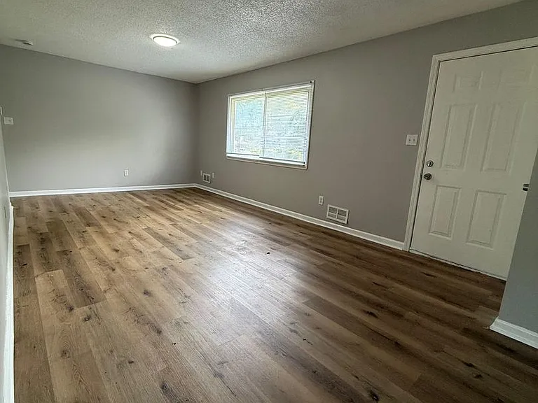 10919 Ewing Ave — Photo 9