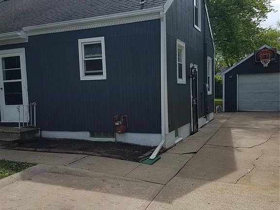 3rd image of 715 31st St SE