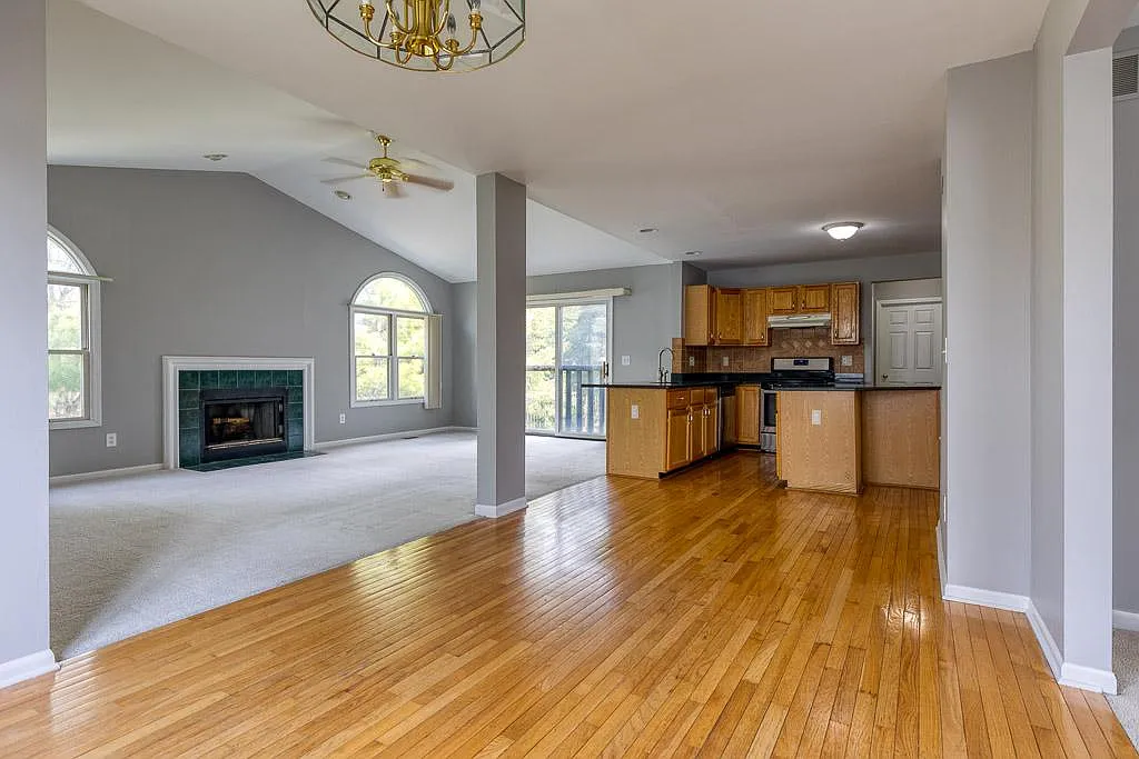 4 bed, 2.5 bath, 2700 sqft, $3,000 — Photo 4