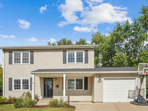 2821 Hillside Ct, Bettendorf, IA 52722