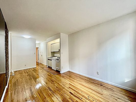 3rd image of 324 E 34th St APT C4