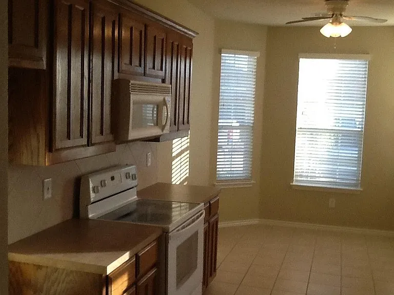 912 Poncho Ln — Photo 4