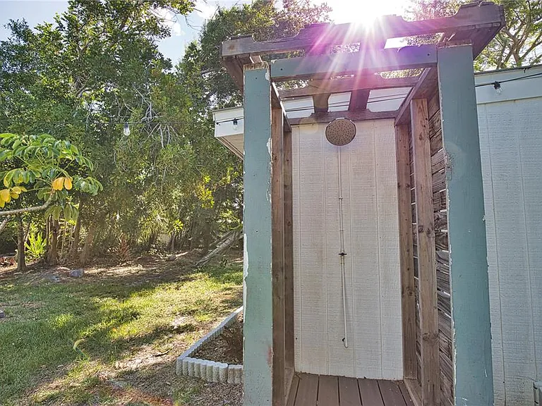 650 Edwards St — Photo 42