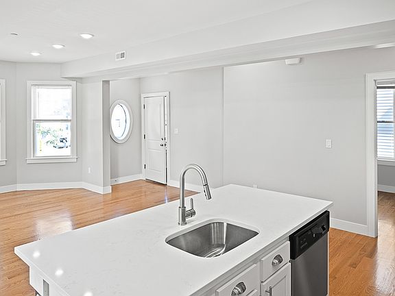 4th image of 146 Boston St