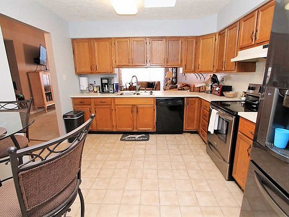 4th image of 15 Windy Hill Dr