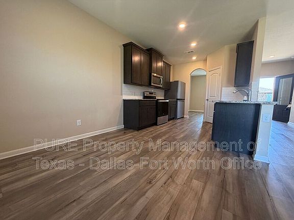 5th image of 315 Honeysuckle Ln