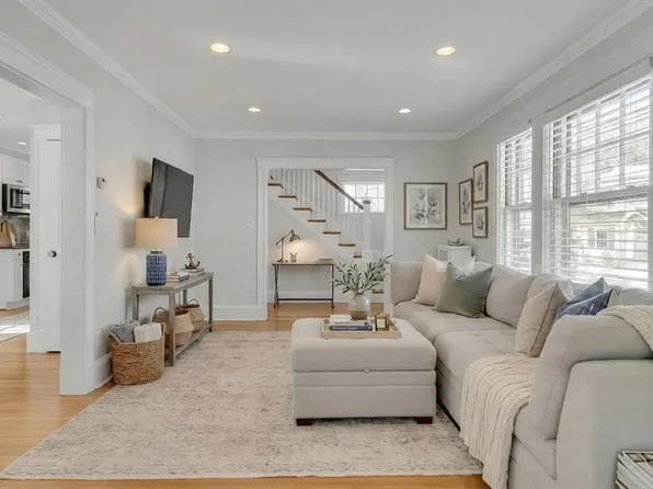 10 Dexter Rd, Lexington, MA 02420