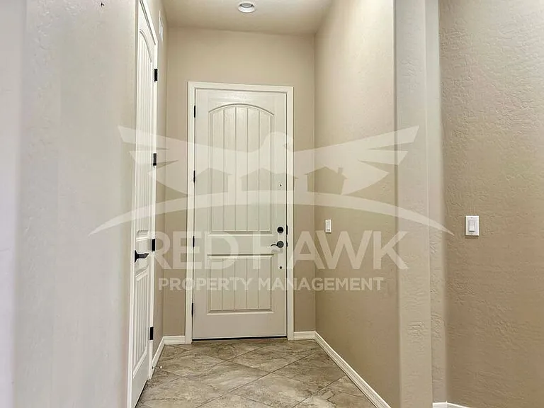 1748 N Makalu Cir — Photo 3
