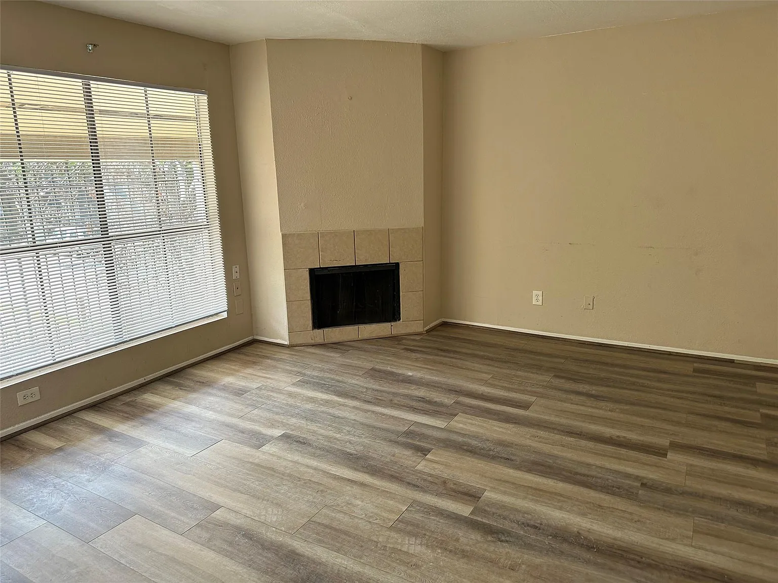 2 bed, 1.5 bath, 918 sqft, $950 — Photo 2