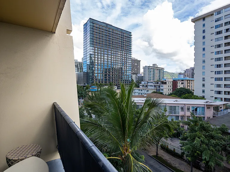 Kuhio Ave — Photo 8