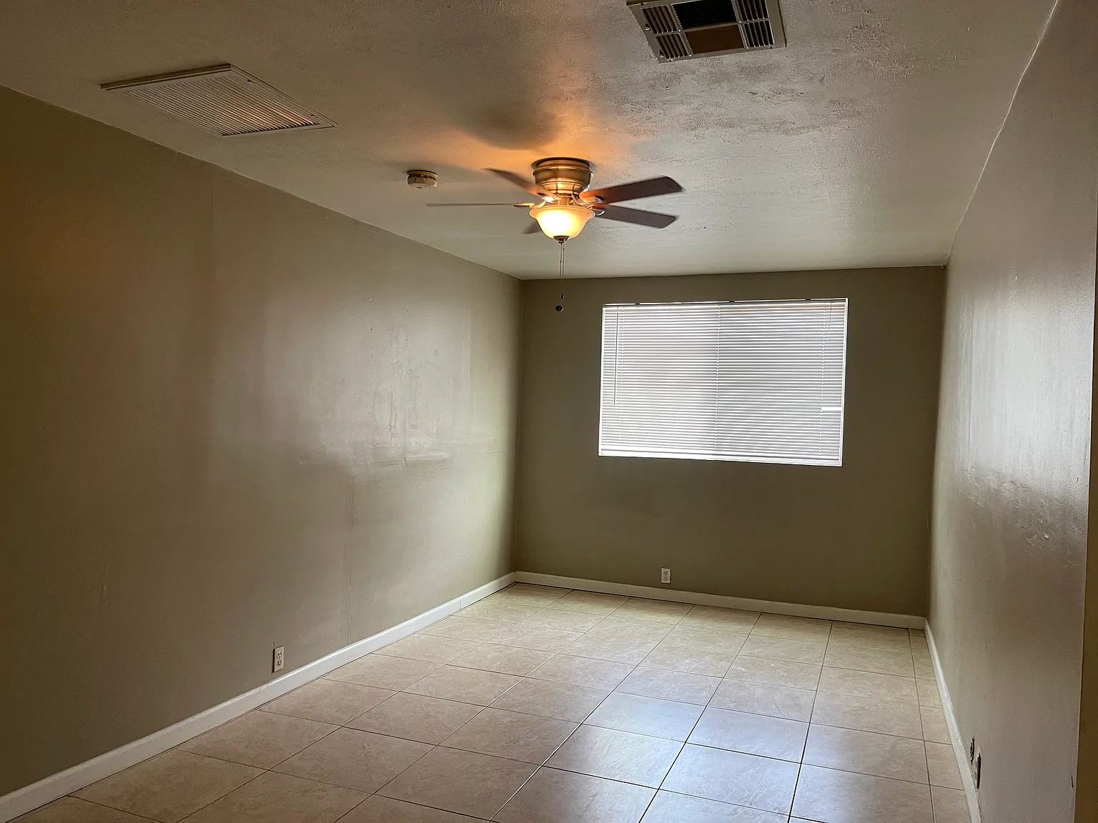 4 bed, 1386 sqft, $2,500 — Photo 4