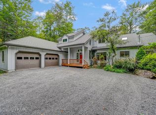 1543 Crestview Ln, Pocono Pines, PA 18350