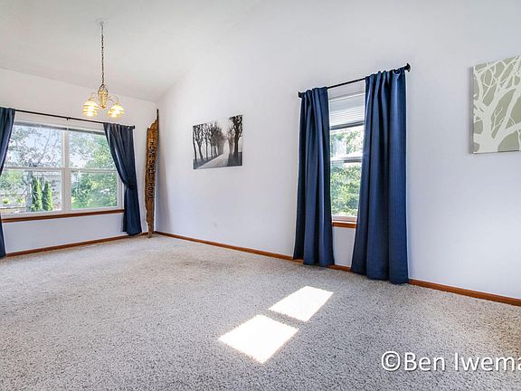 3rd image of 10935 Thornberry Way