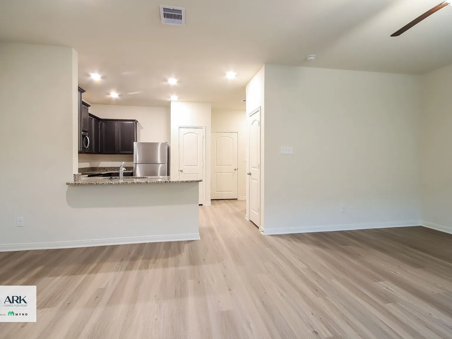 4 bed, 2.5 bath, 1727 sqft, $1,815 — Photo 3