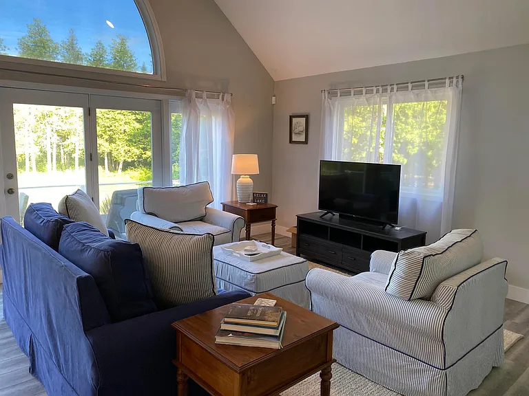 212 Rivershore Dr — Photo 3