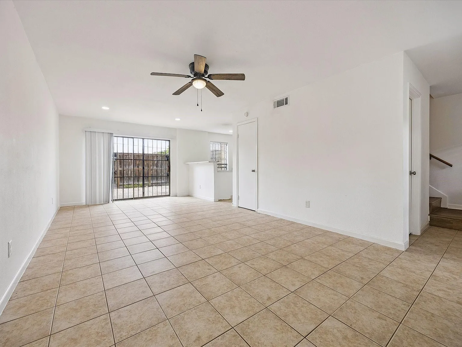 1 bed, 1.5 bath, 1176 sqft, $1,250 — Photo 2