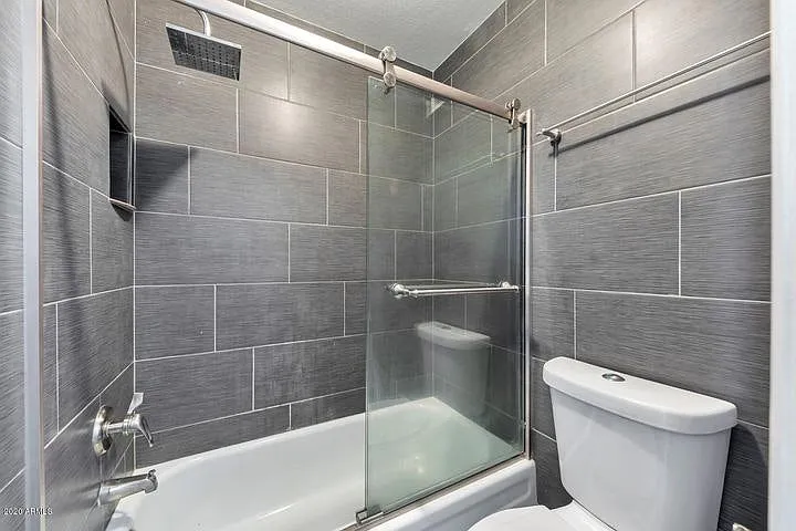 406 E Washington Ave — Photo 4