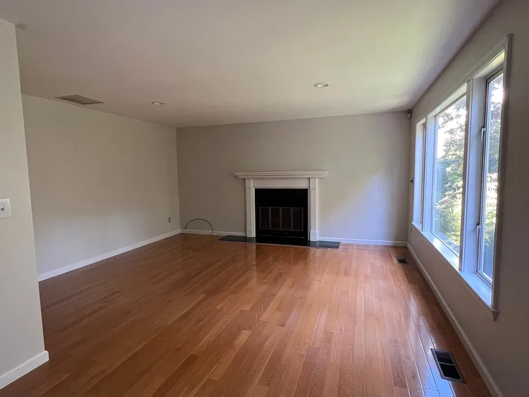 16307 SE 46th Pl — Photo 5
