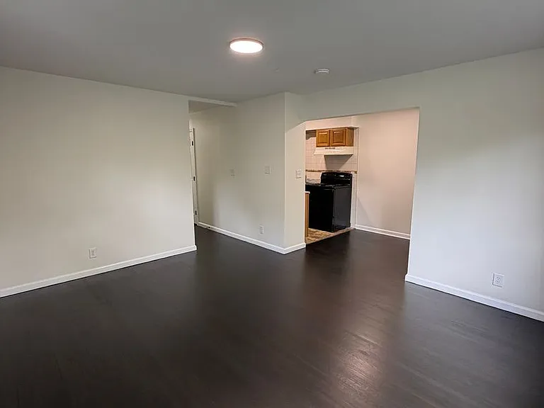 2376 Westwood Dr — Photo 3