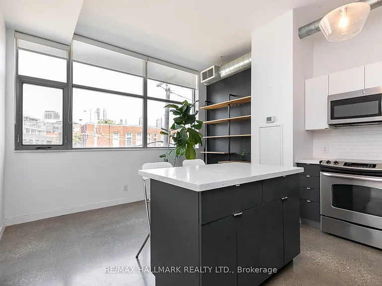 549 King St E #306 — Photo 4