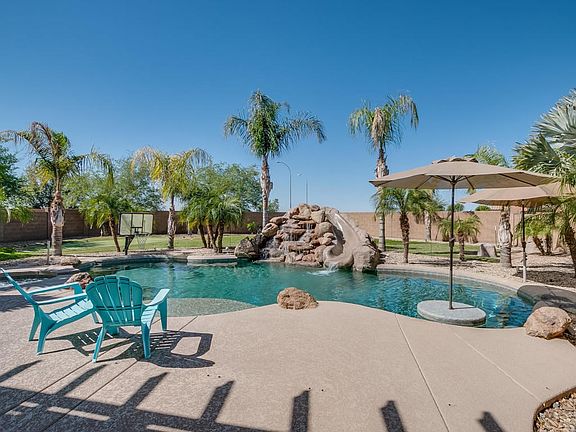 Huge backyard,amazing space to entertain