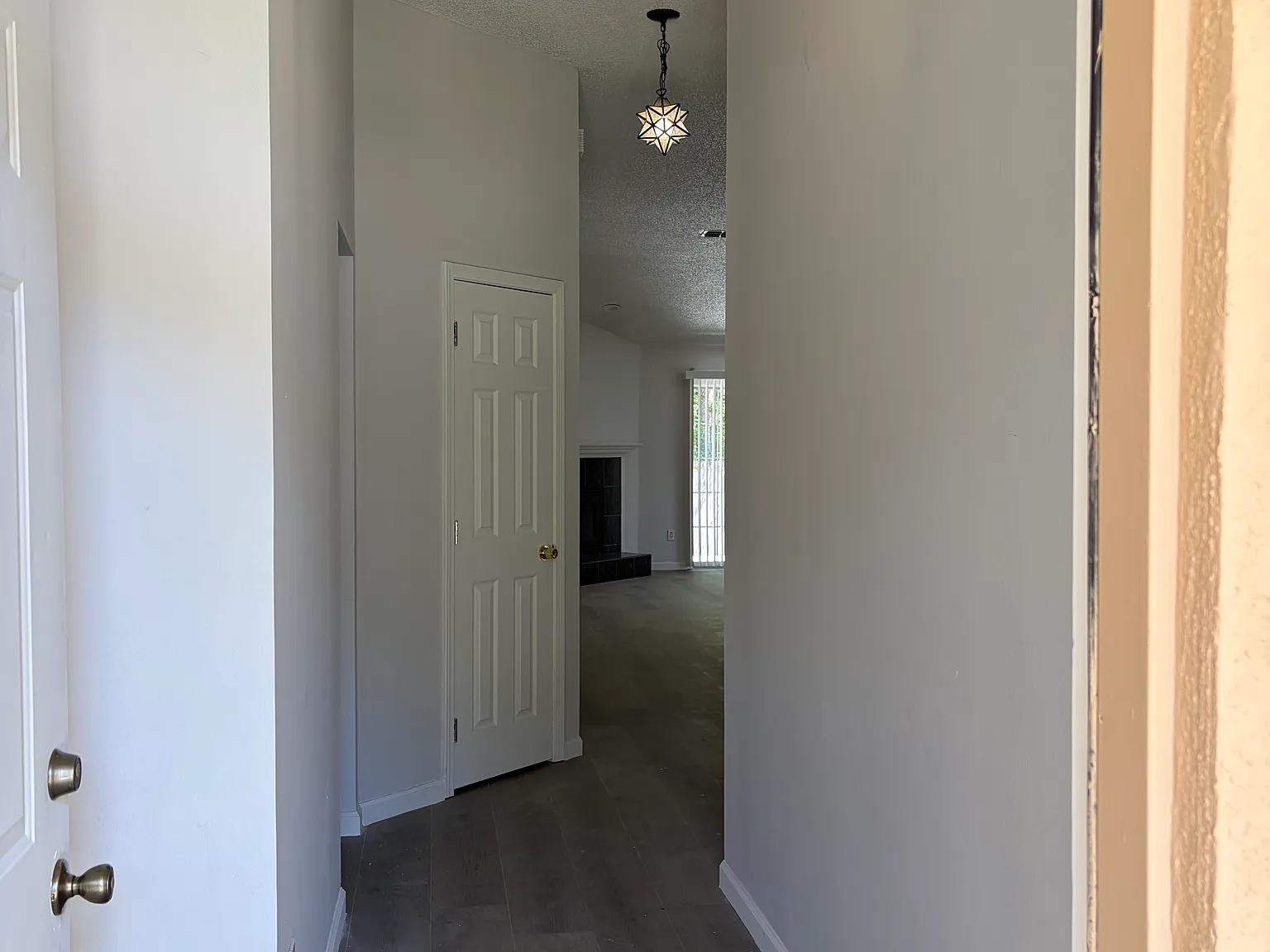 3 bed, 1294 sqft, $2,100 — Photo 2