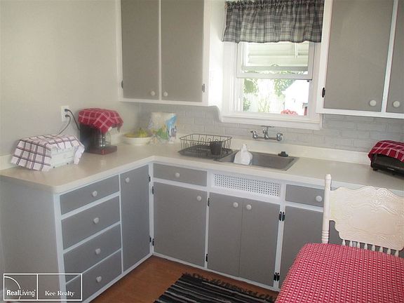 5th image of 28151 Pinehurst St