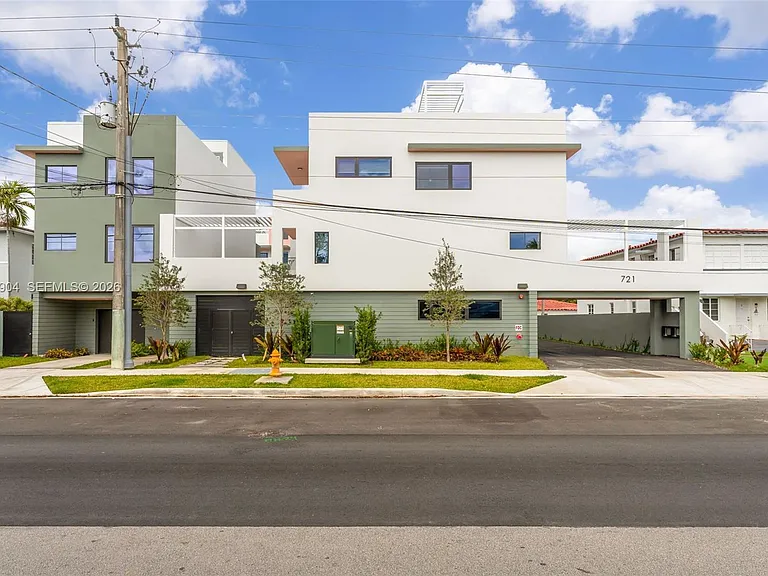 721 SW 11th St #G — Photo 1