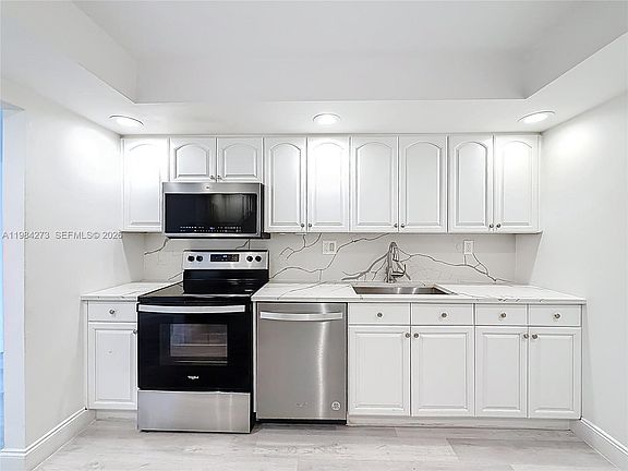 4th image of 1000 Parkview Dr APT 121