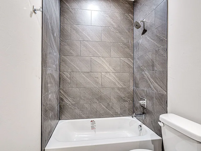 610 W 2nd St #100 — Photo 25