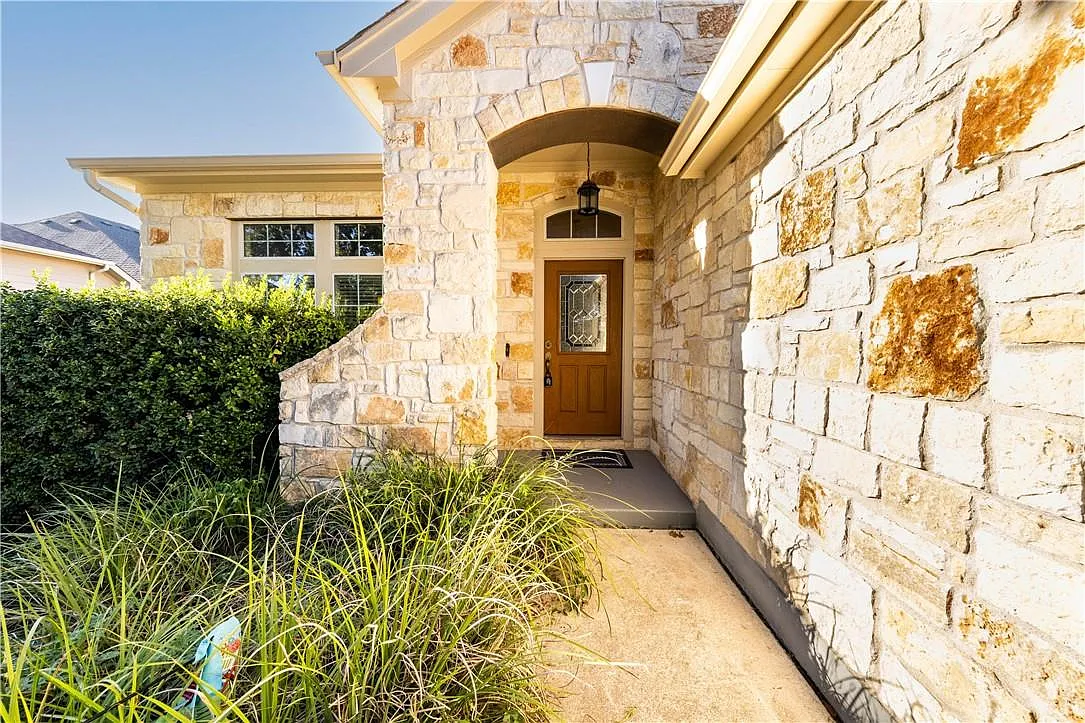 3 bed, 2.0 bath, 2259 sqft, $2,300 — Photo 3