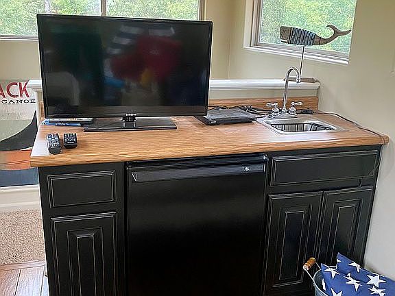 Tower room with wet bar