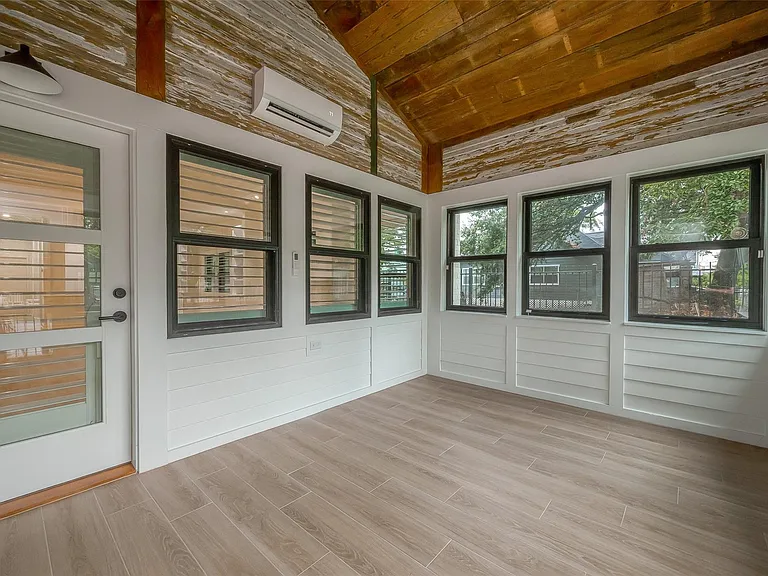 2702 Delano St — Photo 42
