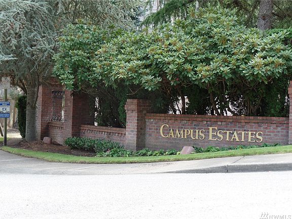 Wide stair way lead to 2nd floor! 