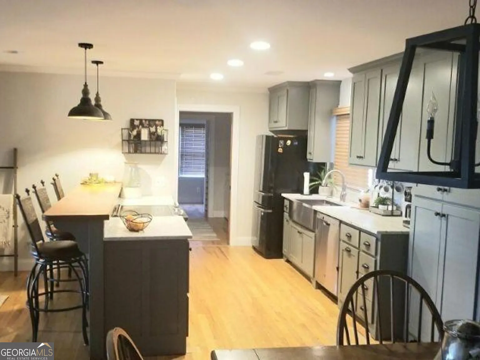 2 bed, 2.0 bath, 2100 sqft, $2,200 — Photo 3
