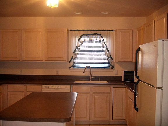 Kitchen w/ center Island