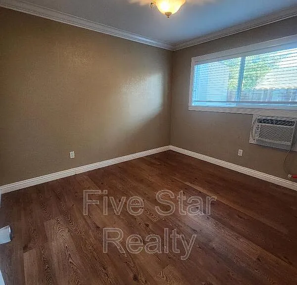 1142 Indiana St — Photo 12