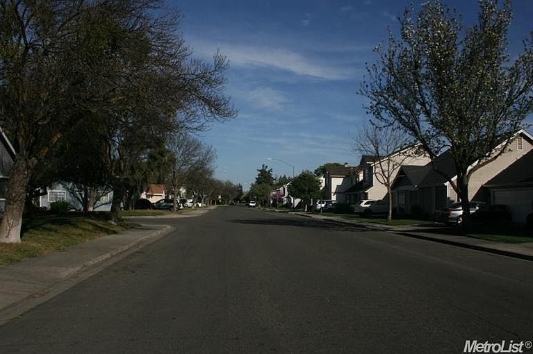 2nd image of 1917 Walnut Tree Dr
