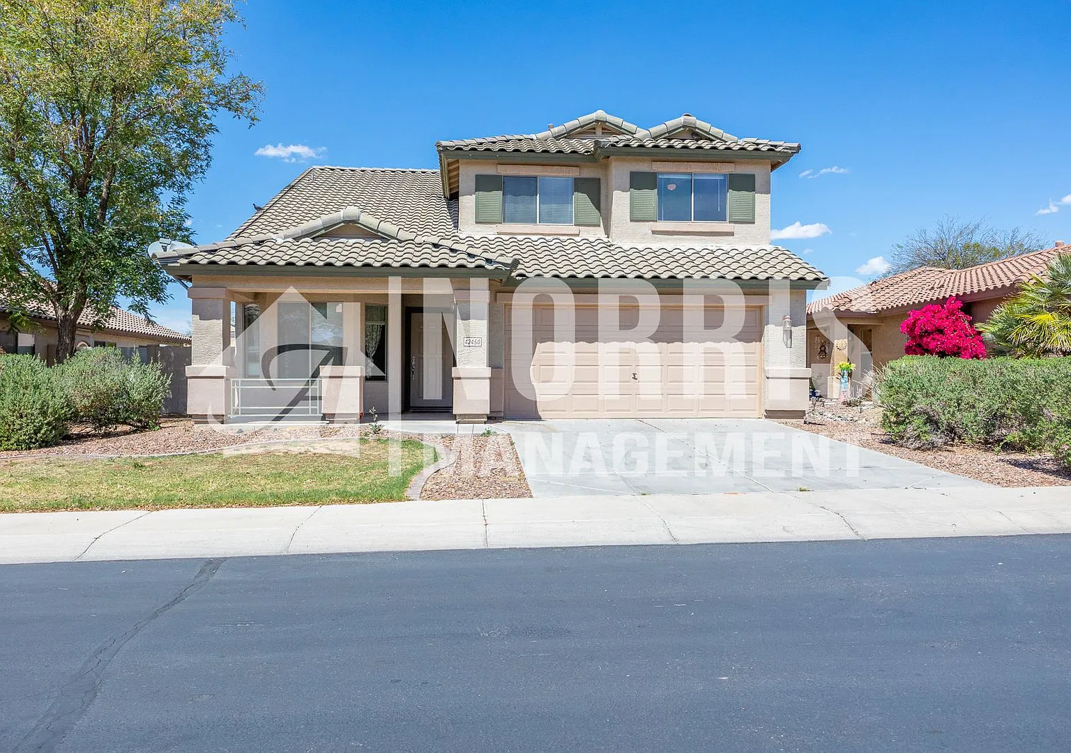 Beautiful Large Home in Maricopa — Photo 1