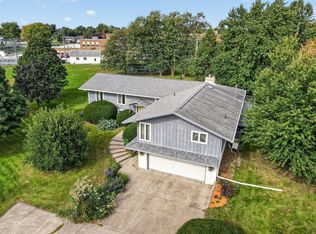1515 Washington Dr, Vinton, IA 52349