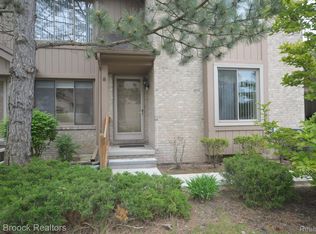 29663 Sierra Pointe Cir, Farmington, MI 48331