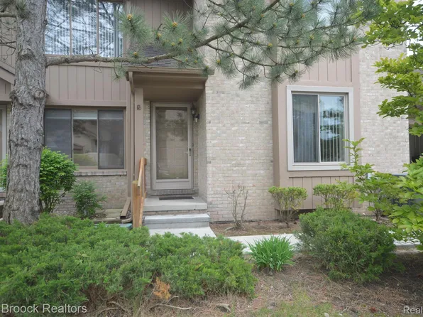 29663 Sierra Pointe Cir, Farmington, MI 48331