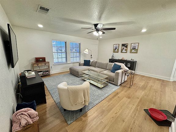3rd image of 704 Shady Grove Ct