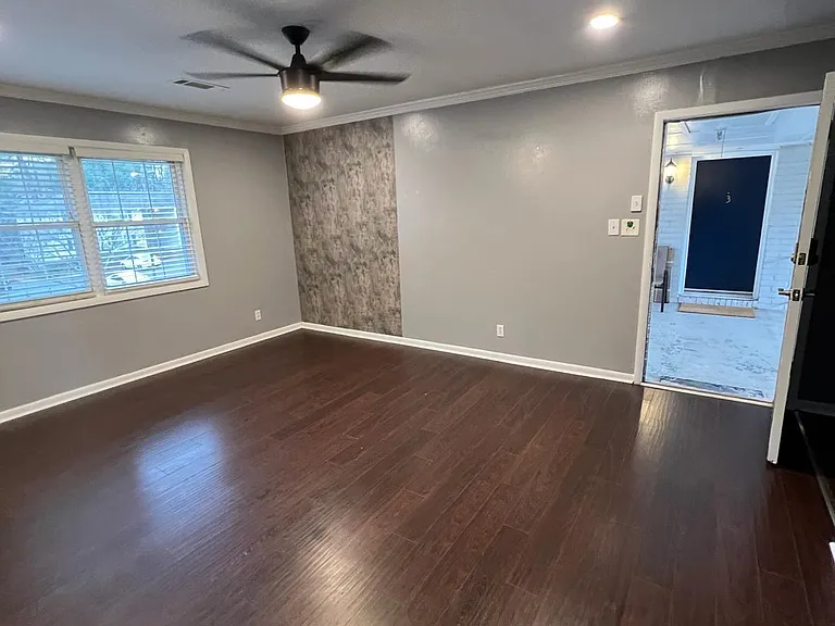 789 Jordan Ln — Photo 4