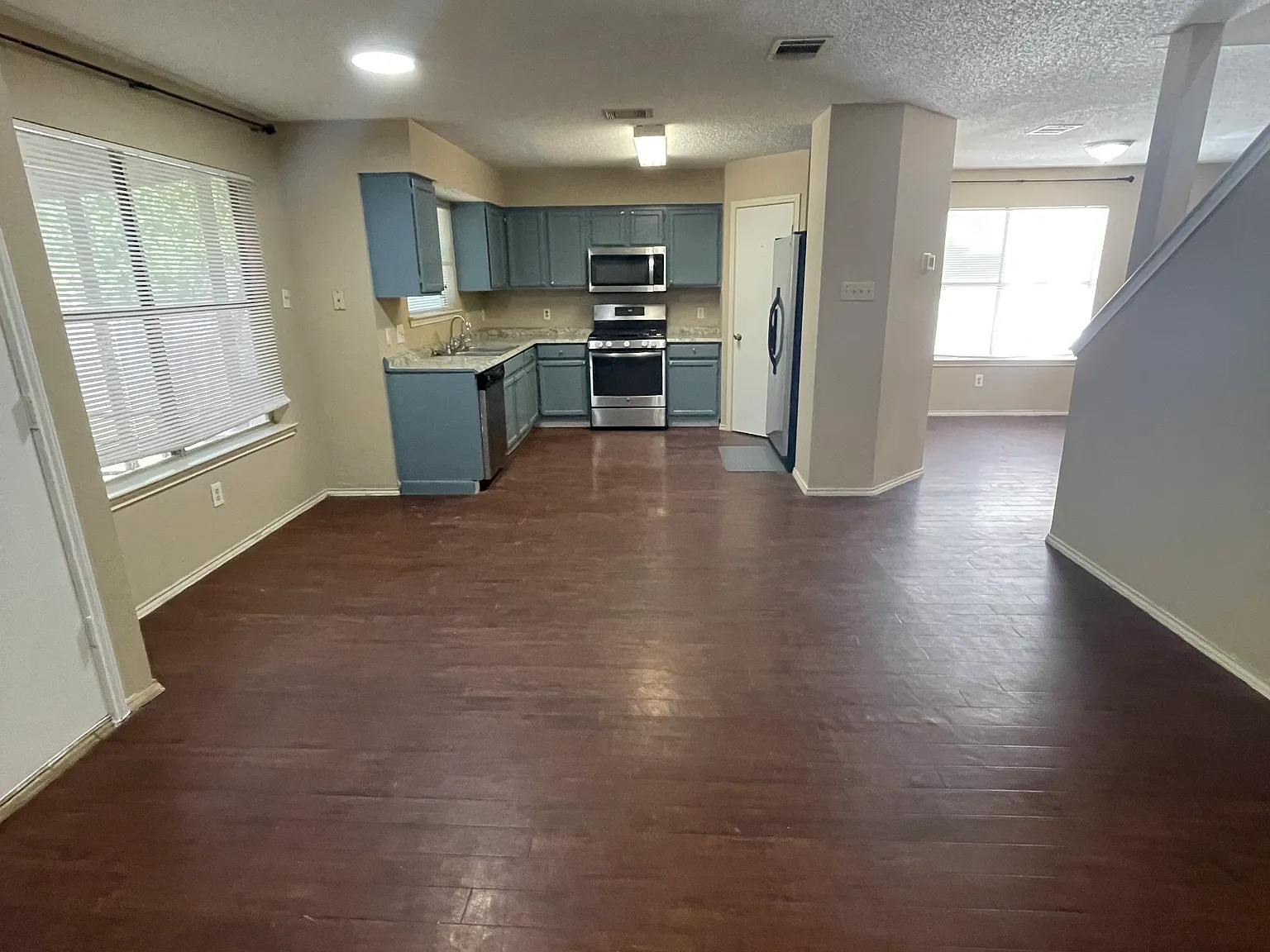 4 bed, 2.5 bath, 1796 sqft, $1,895 — Photo 2