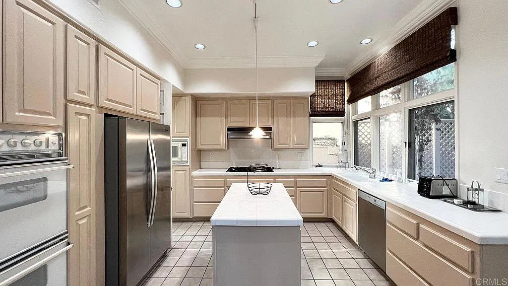 4 bed, 2.5 bath, 2601 sqft, $7,048 — Photo 2